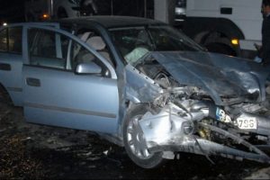 &Ouml;n&uuml;ndeki otomobile arkadan &ccedil;arptı: 10 yaralı