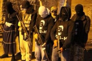 Yine etek giydiler, kimlik kontrol&uuml; yaptılar, hendek kazdılar