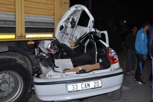 Otomobil TIR'a &ccedil;arptı: 4 &ouml;l&uuml;