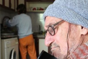 70'lik dede ile AIDS'li bakıcısı baba-kız gibi oldu