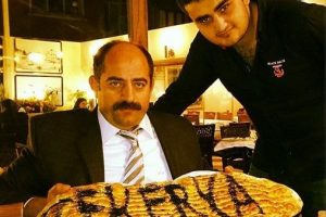 Zekeriya &Ouml;z tırnaklı lavaşa ismini yazdırdı...