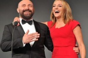Meryem Uzerli Halit Ergen&ccedil;'in &ouml;n&uuml;nde diz &ccedil;&ouml;kt&uuml;...