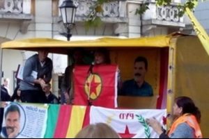PKK Bayrağı a&ccedil;an Alman Vekil'den a&ccedil;ıklama geldi!