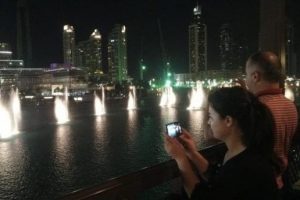 Dubai'de su ve ışığın muhteşem g&ouml;sterisi