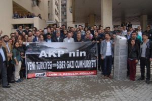 CHP'li gen&ccedil;lerden biber gazı protestosu