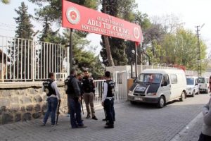 Cezaevinde &ouml;l&uuml; bulundu, yakınları kavga etti
