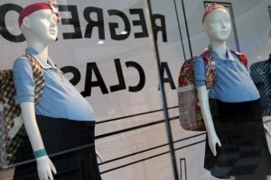 Vitrindeki hamile &ccedil;ocuklar g&ouml;renleri şok etti