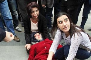 Yolun karşısına ge&ccedil;meye &ccedil;alışırken...