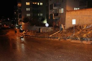 Toprak kaymasına muşambalı &ouml;nlem