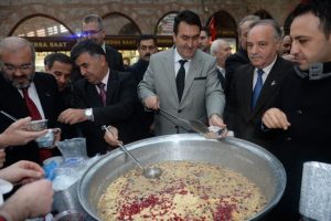D&uuml;ndar'dan esnaf ve vatandaşa aşure ikramı