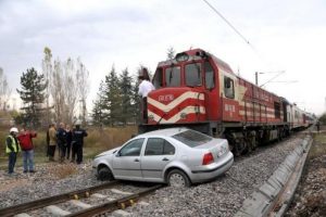 Tren hemzemin ge&ccedil;itte otomobile &ccedil;arptı!