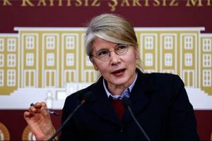 Emine &Uuml;lker Tarhan o partiye katılıyor