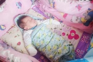 Facia g&uuml;n&uuml; d&uuml;nyaya gelen bebeğe 'baba adı'
