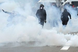 O &uuml;lke polisin gaz bombası kullanmasını yasakladı