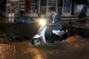 Bodrum'da sağanak yağmur caddeleri dereye &ccedil;evirdi