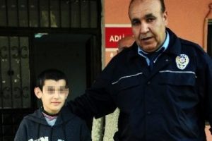 Muhabbet kuşu &ccedil;alıp evi ateşe verdi