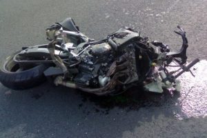 Kilis'te &ouml;ğrenci servisi motosiklete &ccedil;arptı!