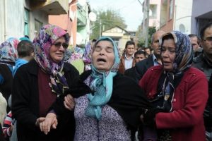 Markette &ouml;ld&uuml;r&uuml;len kasiyer, g&ouml;zyaşlarıyla toprağa verildi
