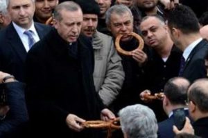 Erdoğan dağıttı vatandaş h&uuml;c&uuml;m etti