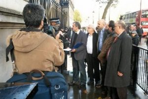 8 bin imza İngiltere Başbakanlığına teslim edildi