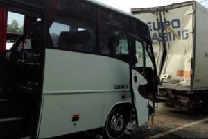 Midib&uuml;s TIR'a &ccedil;arptı: 18 yaralı