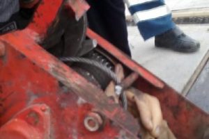 Kolu vin&ccedil; makarasına sıkıştı