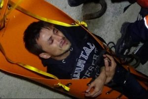 Yardımına gelen polisin elini bir an olsun bırakmadı