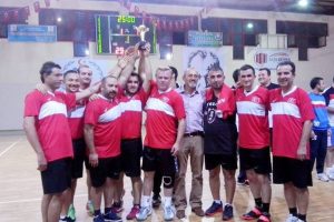 Hentbolun veteranları Mudanya'da kapıştı