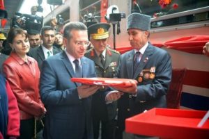 Asker Diyarbakır sokaklarında slogan atarak y&uuml;r&uuml;d&uuml;