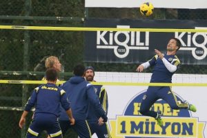 Fenerbah&ccedil;e hazırlıklarını s&uuml;rd&uuml;r&uuml;yor