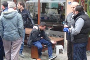 İzin alabilmek i&ccedil;in kendini bı&ccedil;akladı
