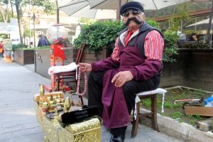 Bursalı ayakkabı boyacısı ilgi odağı oldu