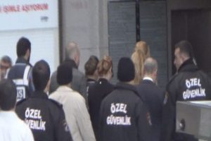 Deniz Seki avukatlarına sarılarak ağladı