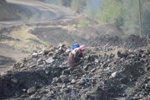 Facia ocağından &ccedil;ıkan hafriyatta k&ouml;m&uuml;r topluyorlar