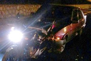 Otomobilin &ccedil;arptığı motosikletli yaşamını yitirdi