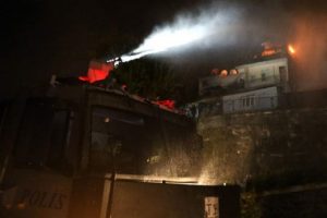 Yolcu dolu otob&uuml;sleri yakmaya &ccedil;alıştılar