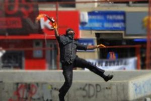 İ&ccedil;i insan dolu otob&uuml;sleri yakmak istediler