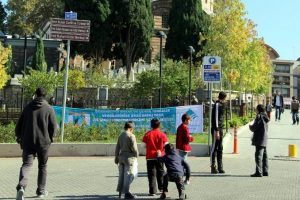 Suriyeli &ccedil;ocuklar, Emir Sultan Camii'nin etrafında dileniyor