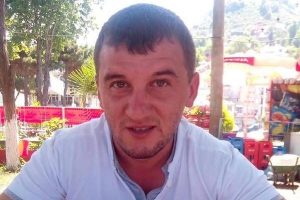 Elektrik akımına kapılan iş&ccedil;i can verdi