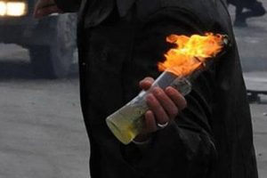 Babasına kızıp mahalleye molotof attı