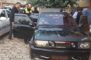 Polis otosuna &ccedil;arptılar, kovalamaca da yakalandılar!