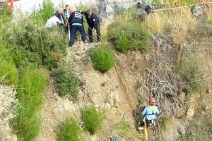 Obruğa d&uuml;şen k&ouml;pekleri itfaiye kurtardı