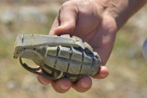 Okulda el bombası patladı: 1 &ouml;l&uuml;
