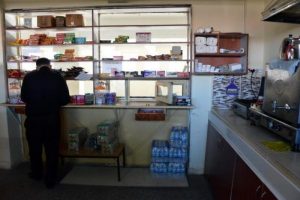 Okulu tahrip edip kantine daldılar