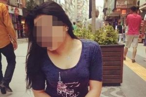 Kocasıyla mesajlaştığı i&ccedil;in bı&ccedil;akladı