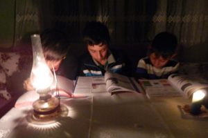 Gaz lambası ışığında ders &ccedil;alışıyorlar