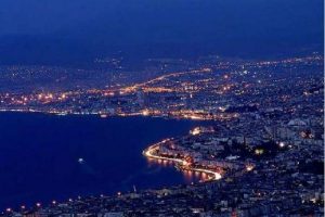T&uuml;rkiye turizmi b&uuml;y&uuml;yor, İzmir'inki k&uuml;&ccedil;&uuml;l&uuml;yor