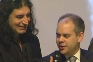 Bakan &uuml;nl&uuml; sanat&ccedil;ıyla birlikte şarkı s&ouml;yledi