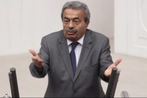 ''K&uuml;rs&uuml;de konuşurken kendisini &ouml;pmek istiyorlar''
