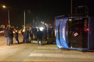 &Ouml;zel halk otob&uuml;s&uuml; TIR ile &ccedil;arpıştı: 13 yaralı